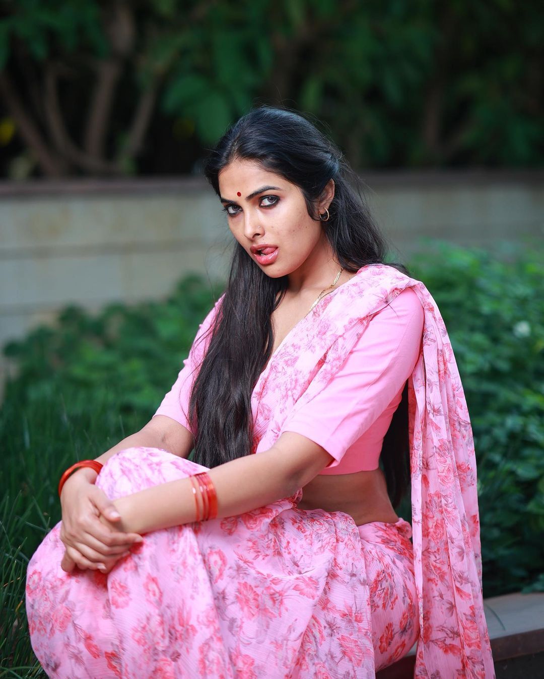 Divi Vadthya: సిల్క్ స్మిత అవతారం ఎత్తిన దివి వాద్యా.. ఎద నాభి అందాలతో అమ్మ బాబోయ్ రచ్చ!