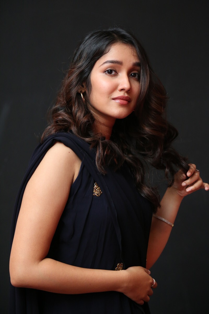 అనిక సురేంద్రన్ బోల్డ్ ఫోటోలు.. ముద్దుగుమ్మగా బుట్టబొమ్మ 