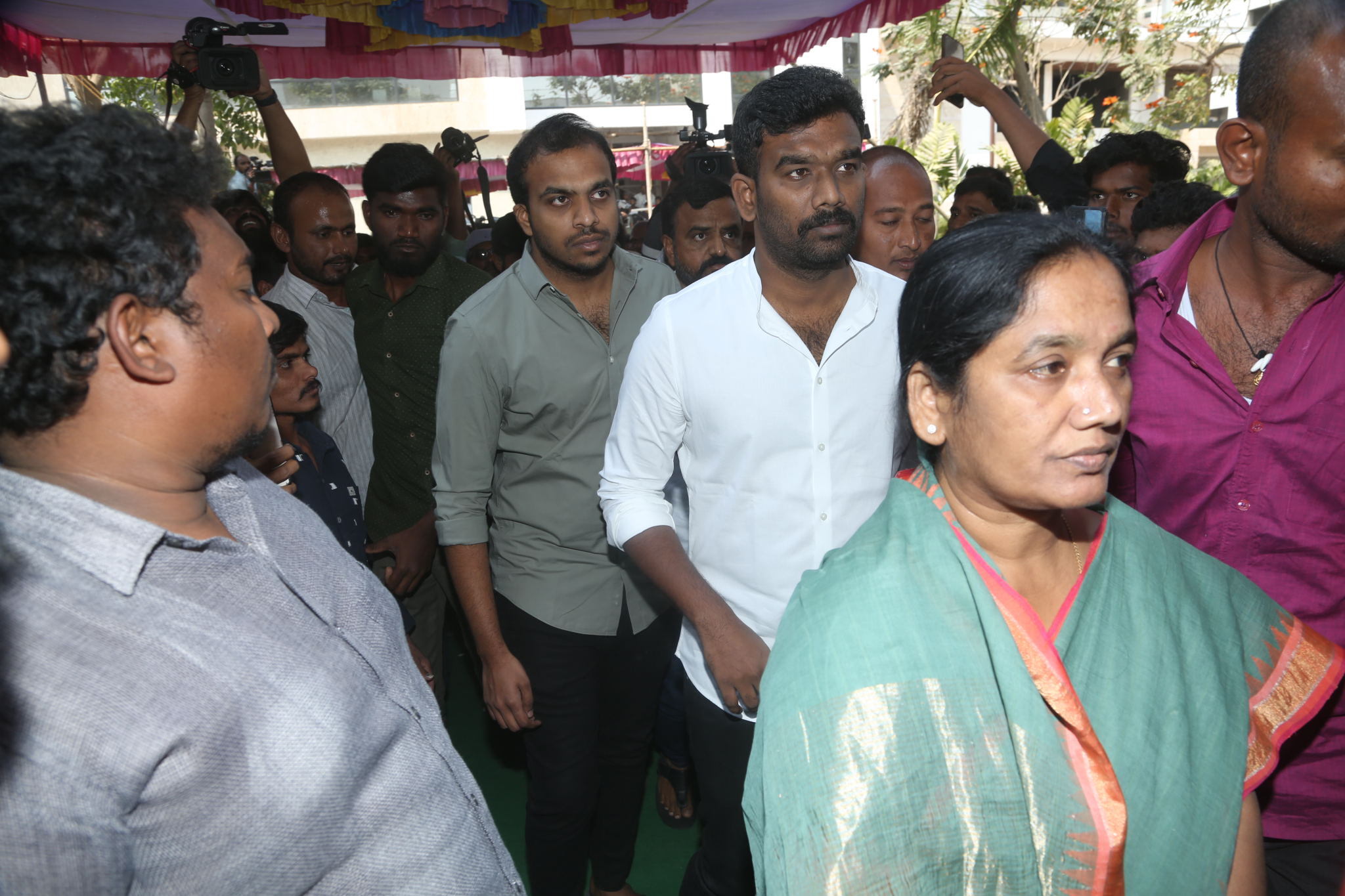 Celebs Pay Homage to Taraka Ratna