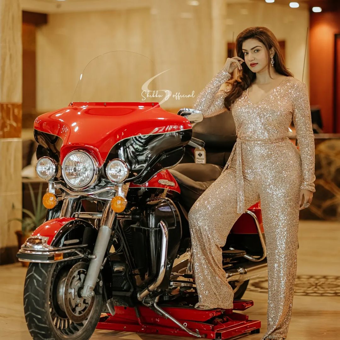 PHOTOS: அடேங்கப்பா.. எவ்ளோ பெரிய வண்டி..  ஹார்லி டேவிட்சன் உடன் ஹாட்டான ஹனி ரோஸ்!