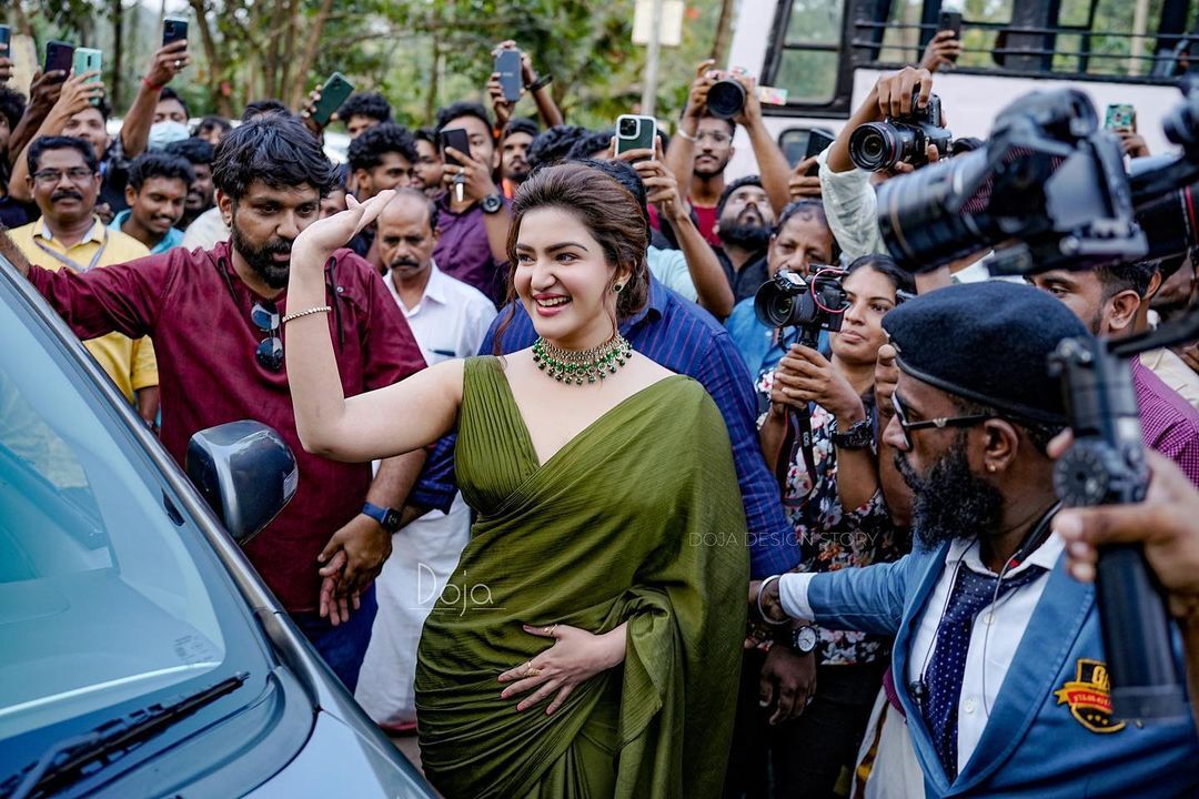 PHOTOS: அடேங்கப்பா.. எவ்ளோ பெரிய வண்டி..  ஹார்லி டேவிட்சன் உடன் ஹாட்டான ஹனி ரோஸ்!