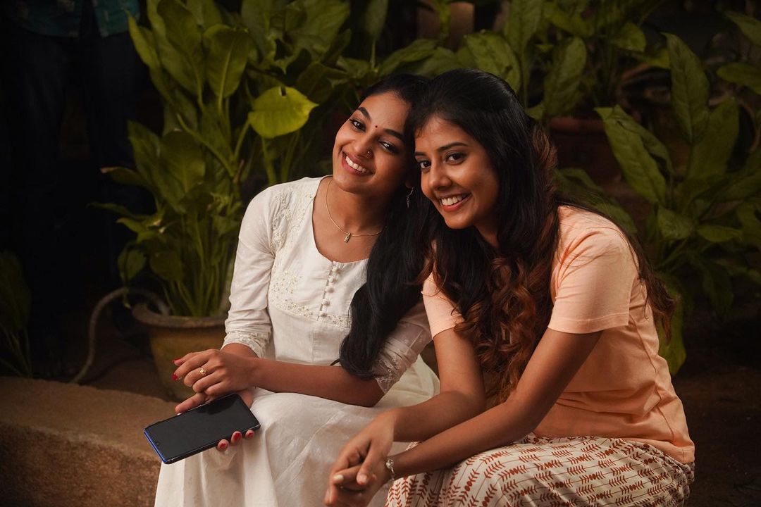 ஆத்தாடி.. வெறும் லிப்ஸ் மட்டும் தான்.. சொல்லுங்க மாமாக்குட்டி இவானாவின் நச் ஸ்டில்ஸ்!