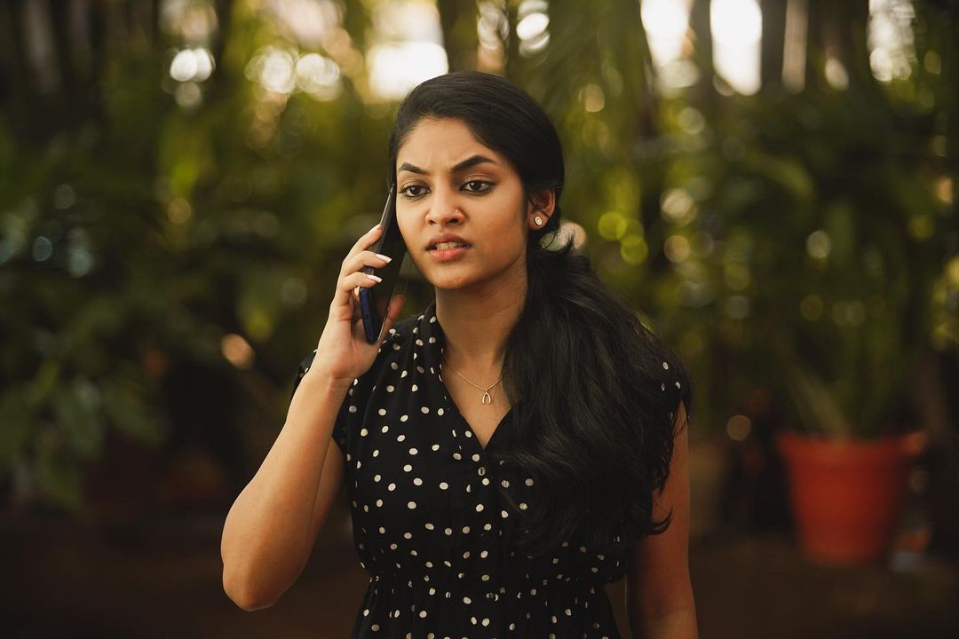 ஆத்தாடி.. வெறும் லிப்ஸ் மட்டும் தான்.. சொல்லுங்க மாமாக்குட்டி இவானாவின் நச் ஸ்டில்ஸ்!