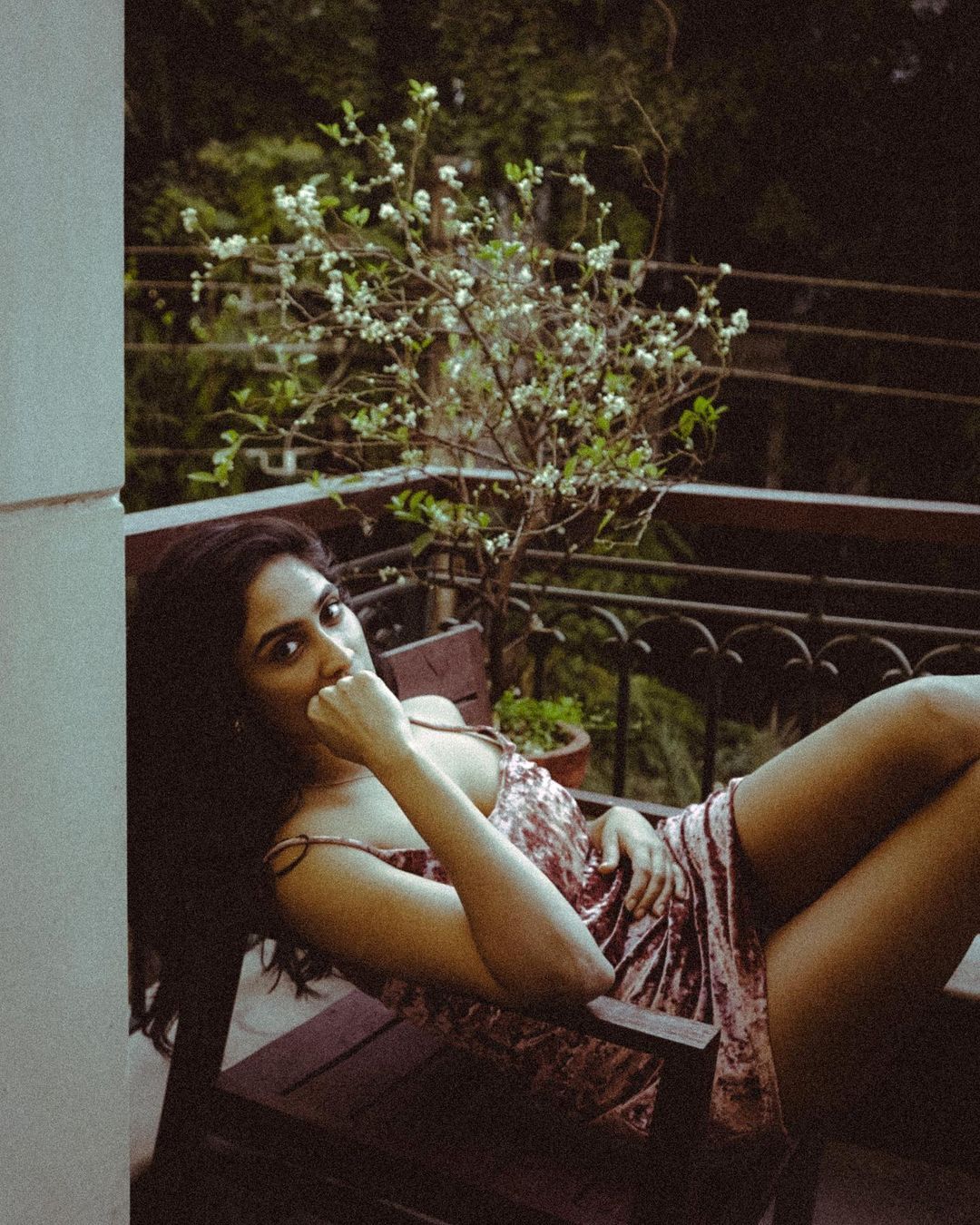 PHOTOS: உச்சுக் கொட்டும் முன்பே உச்சக்கட்டம் தொட்ட பேரழகி தீப்தி சதியின் அசத்தல் பிக்ஸ்