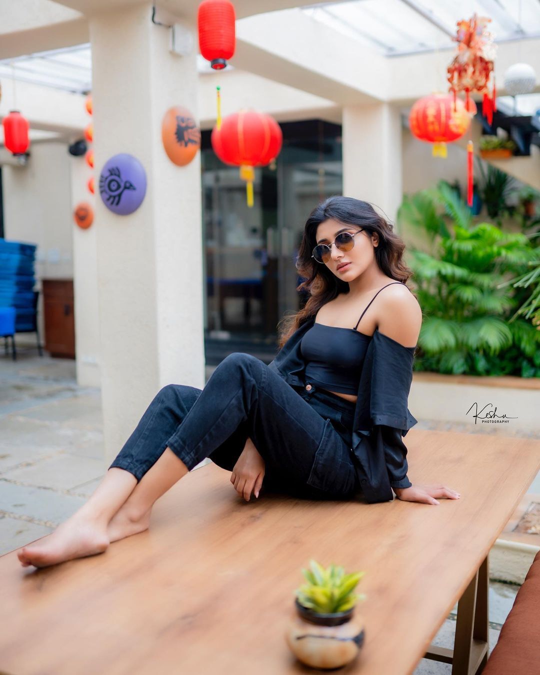 PHOTOS: வெட்கத்தில் சிவந்த இதழ்களை குவித்து ரசிகர்களை ஏங்க வைத்த மிர்னா மேனன்!