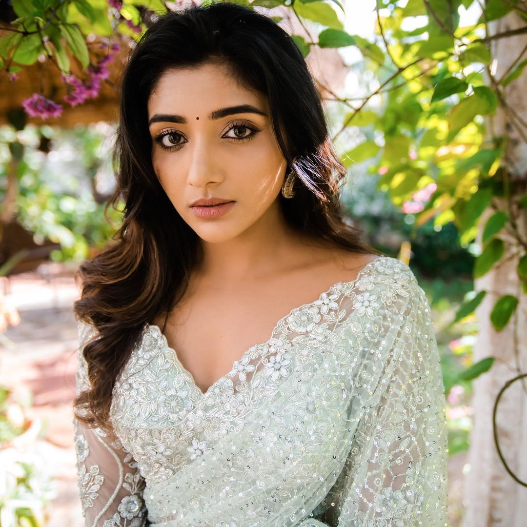 PHOTOS: வெட்கத்தில் சிவந்த இதழ்களை குவித்து ரசிகர்களை ஏங்க வைத்த மிர்னா மேனன்!