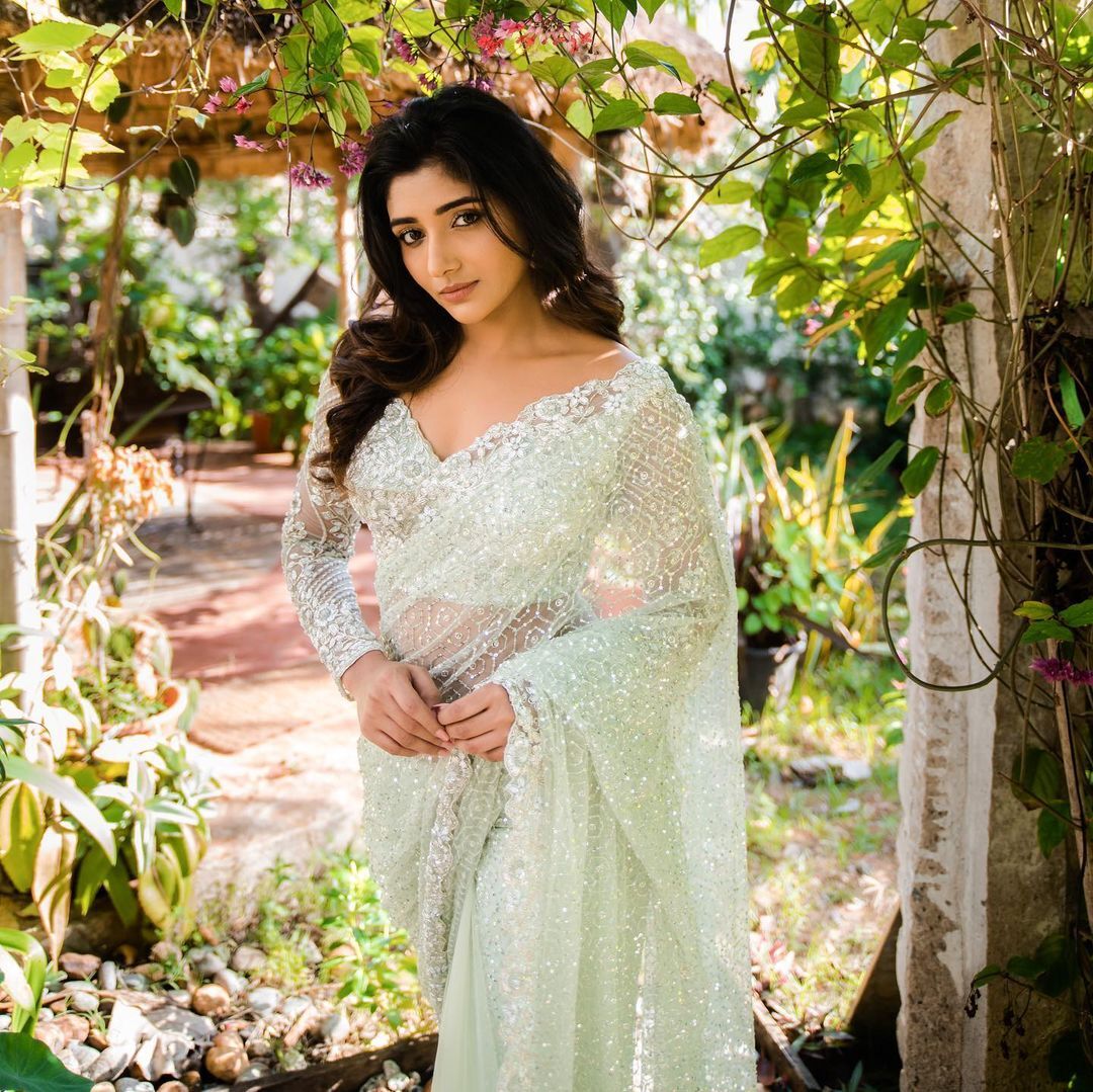 PHOTOS: வெட்கத்தில் சிவந்த இதழ்களை குவித்து ரசிகர்களை ஏங்க வைத்த மிர்னா மேனன்!