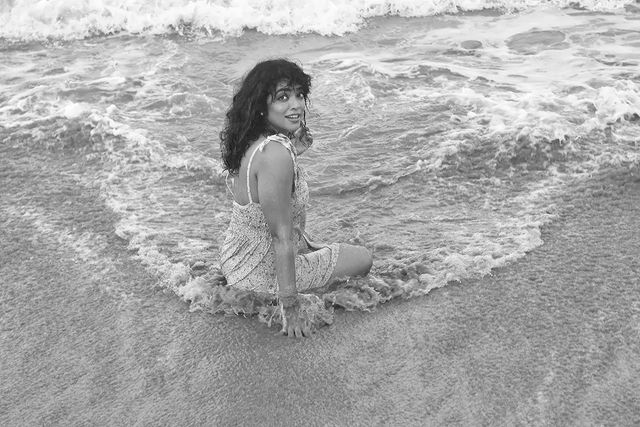 PHOTOS : ஜாக்கெட் போடாமல்.. இலையை வைத்து உடலை மறைத்துக் கொண்டு போஸ் கொடுத்த நடிகை! 