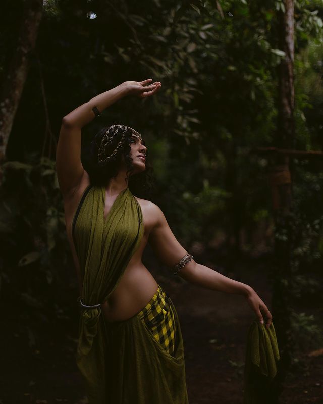 PHOTOS : ஜாக்கெட் போடாமல்.. இலையை வைத்து உடலை மறைத்துக் கொண்டு போஸ் கொடுத்த நடிகை! 