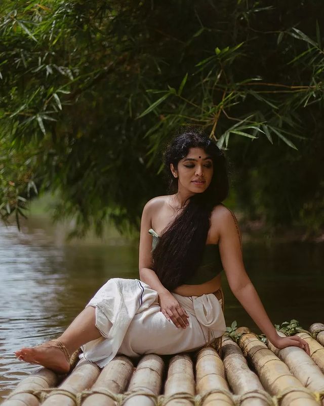 PHOTOS : ஜாக்கெட் போடாமல்.. இலையை வைத்து உடலை மறைத்துக் கொண்டு போஸ் கொடுத்த நடிகை! 