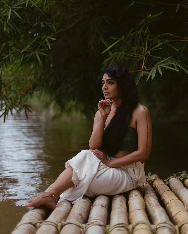 PHOTOS : ஜாக்கெட் போடாமல்.. இலையை வைத்து உடலை மறைத்துக் கொண்டு போஸ் கொடுத்த நடிகை! 