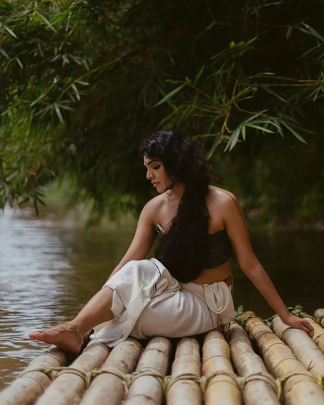 PHOTOS : ஜாக்கெட் போடாமல்.. இலையை வைத்து உடலை மறைத்துக் கொண்டு போஸ் கொடுத்த நடிகை! 