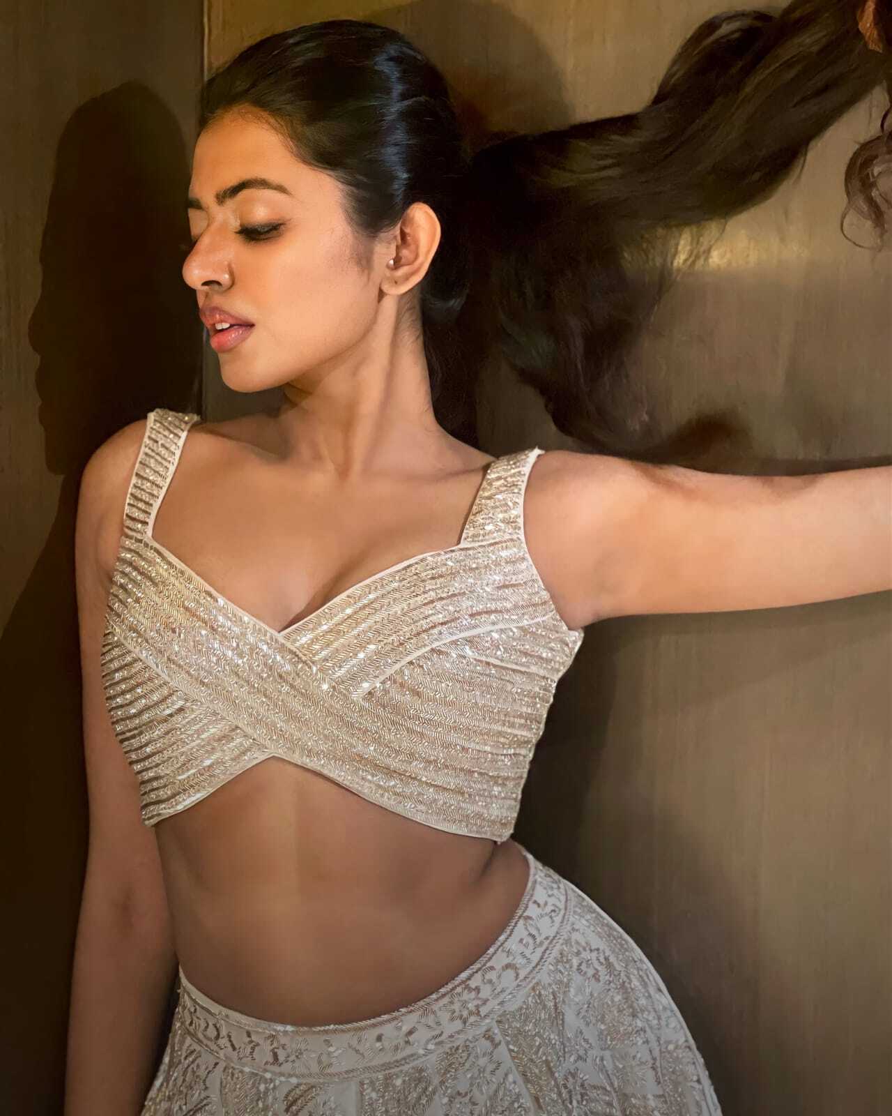 Shivani Rajashekar అందాల అరాచకం.. ఎద అందాలతో గ్లామర్ ట్రీట్