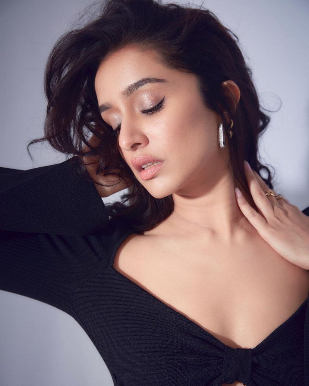 Shraddha Kapoor: శ్రద్దా కపూర్ రెచ్చిపోతే ఇలానే ఉంటుంది.. గ్లామర్ హద్దులు దాటేసిన ప్రభాస్ బ్యూటీ