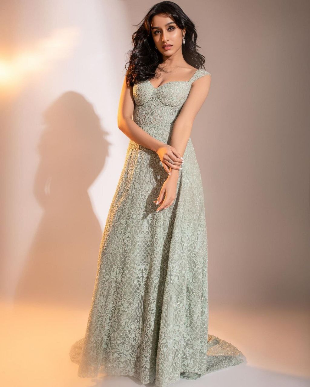 Shraddha Kapoor: శ్రద్దా కపూర్ రెచ్చిపోతే ఇలానే ఉంటుంది.. గ్లామర్ హద్దులు దాటేసిన ప్రభాస్ బ్యూటీ