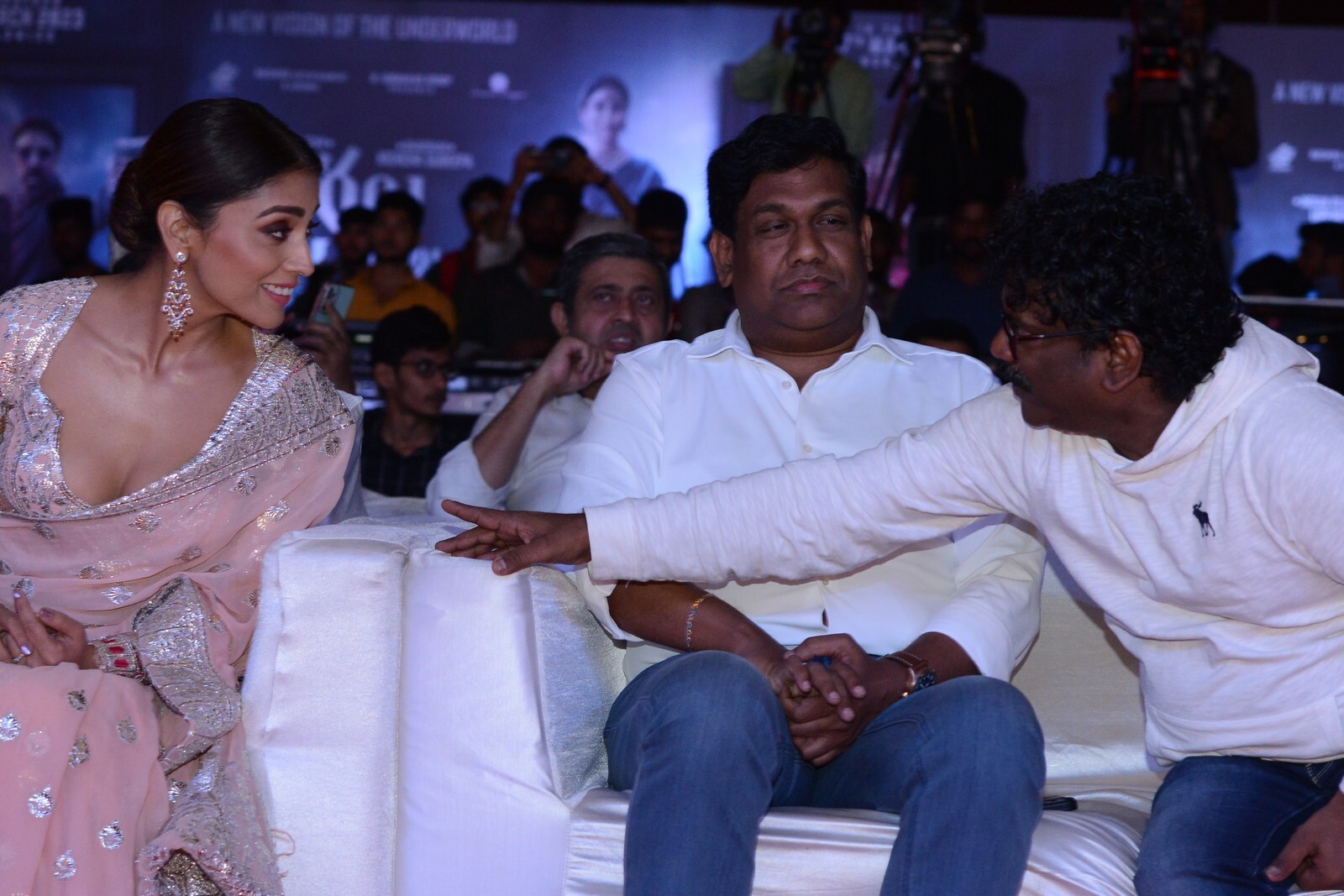 Shriya Saran వయసు పెరిగినా వన్నె తగ్గని శ్రీయాసరన్.. ఎద అందాల విందు
