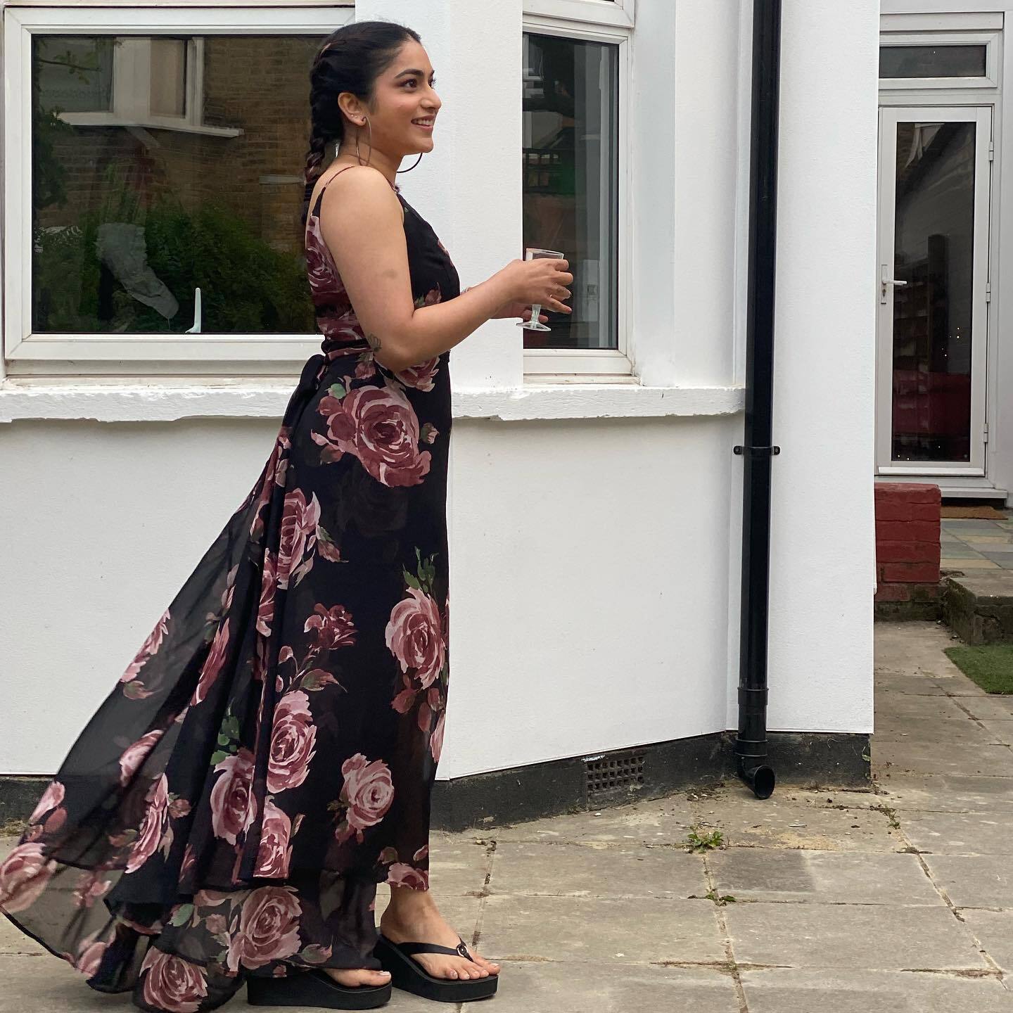 విదేశాల్లో ఉంటూ గ్లామర్ ట్రీట్ తో షాక్ ఇస్తున్న పునర్నవి.. ఈ లుక్కులో