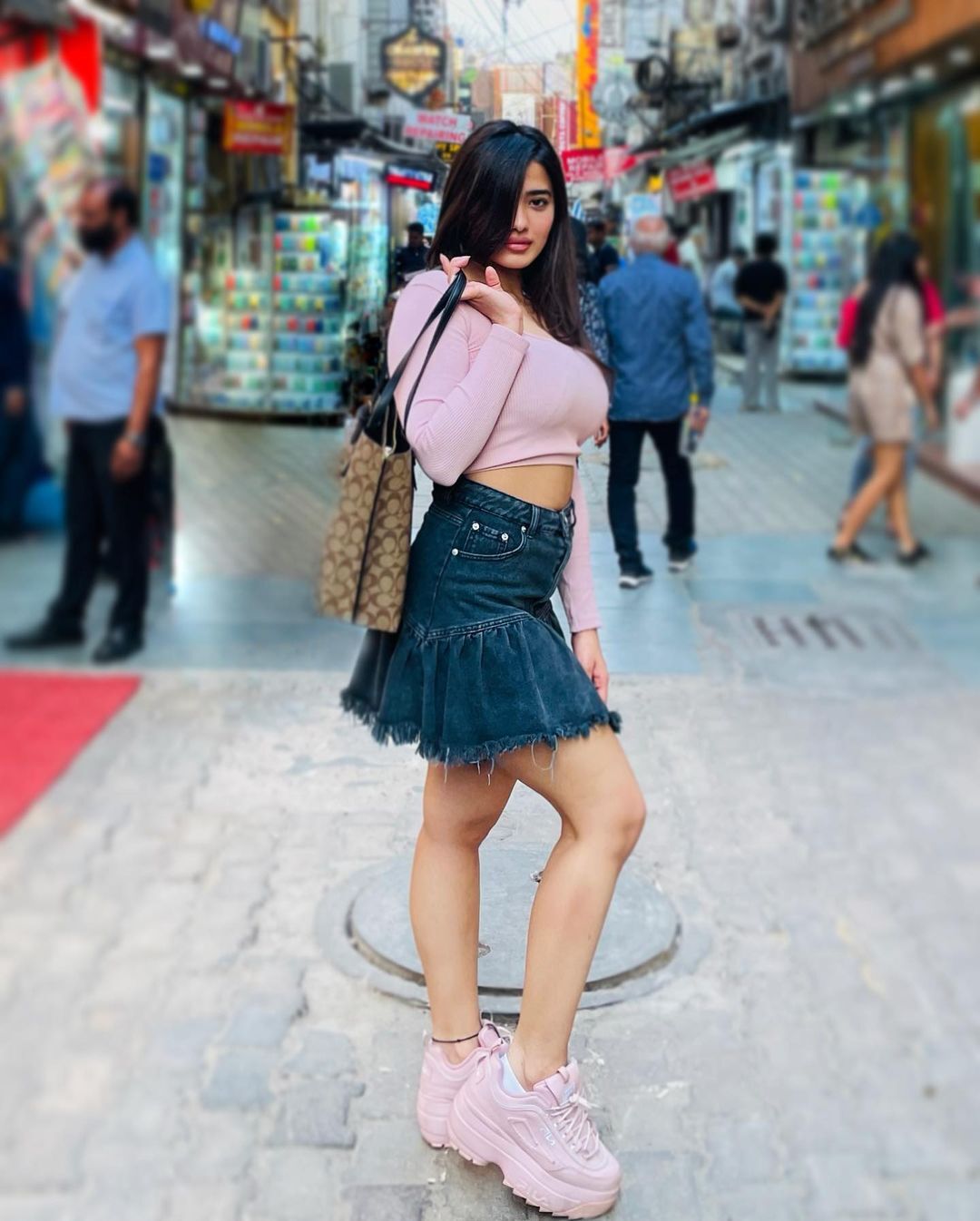 Ketika Sharma: హాట్ షోలో పవన్ బ్యూటీ కేతిక శర్మ ఓవర్ డోస్.. ఆ చూపులు, పోజులు చూస్తే!
