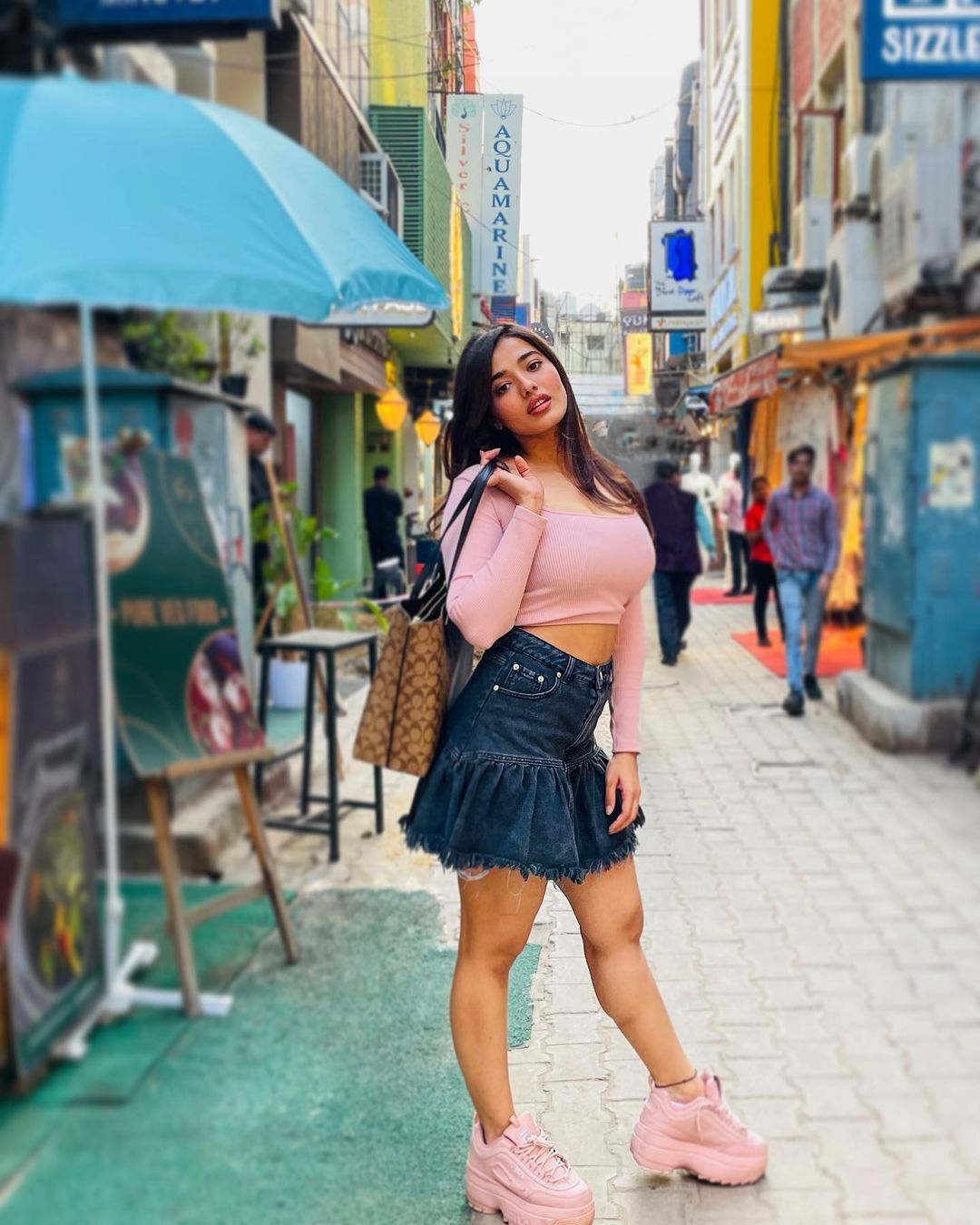 Ketika Sharma: హాట్ షోలో పవన్ బ్యూటీ కేతిక శర్మ ఓవర్ డోస్.. ఆ చూపులు, పోజులు చూస్తే!