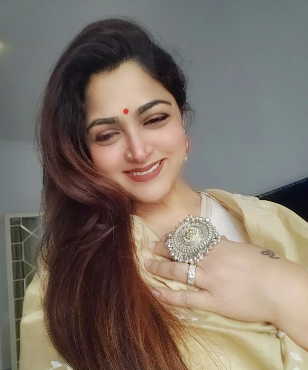 PHOTOS : 50 வயதிலும் நச்சுனு போஸ்.. கொழுக் மொழுக் குஷ்பு தான் வேணும் அடம்பிடிக்கும் ரசிகர்கள்!