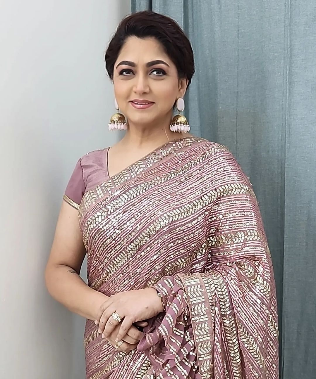  PHOTOS : 50 வயதிலும் நச்சுனு போஸ்.. கொழுக் மொழுக் குஷ்பு தான் வேணும் அடம்பிடிக்கும் ரசிகர்கள்!