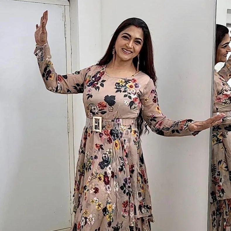  PHOTOS : 50 வயதிலும் நச்சுனு போஸ்.. கொழுக் மொழுக் குஷ்பு தான் வேணும் அடம்பிடிக்கும் ரசிகர்கள்!