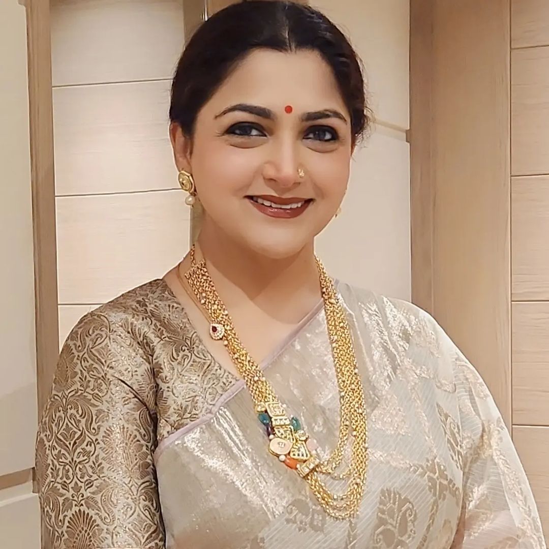  PHOTOS : 50 வயதிலும் நச்சுனு போஸ்.. கொழுக் மொழுக் குஷ்பு தான் வேணும் அடம்பிடிக்கும் ரசிகர்கள்!