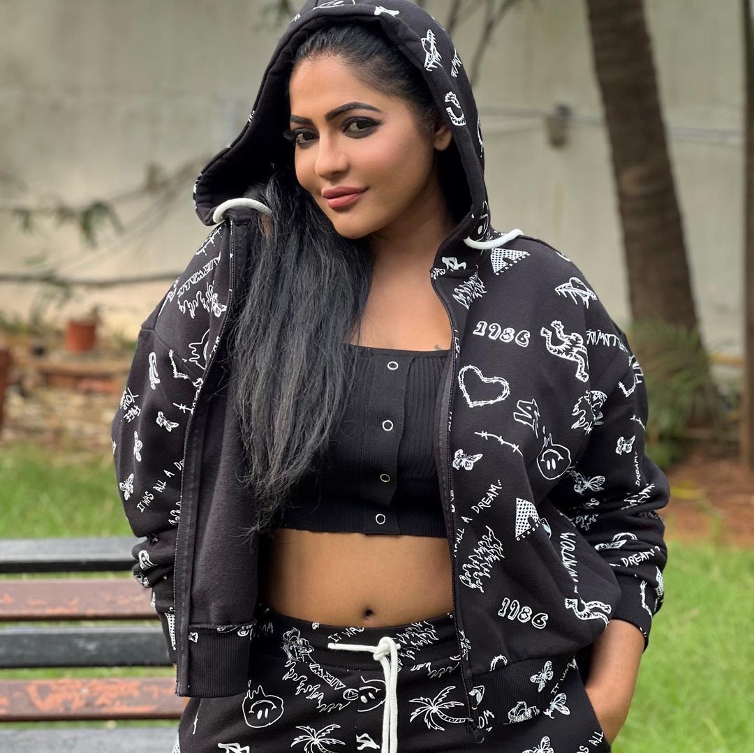  PHOTOS : என் கழுத்து வரையில் ஆசை வந்து நொந்தேனே.. ரேஷ்மாவின் விவகாரமான  பிக்ஸ்!