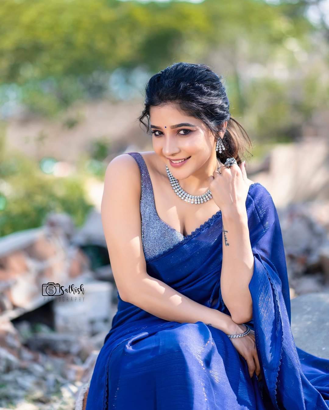 PHOTOS : முந்தானையை நழுவ விட்டு.. இளசுகள் மனதை நழுவ விட்ட சாக்ஷி அகர்வால்!