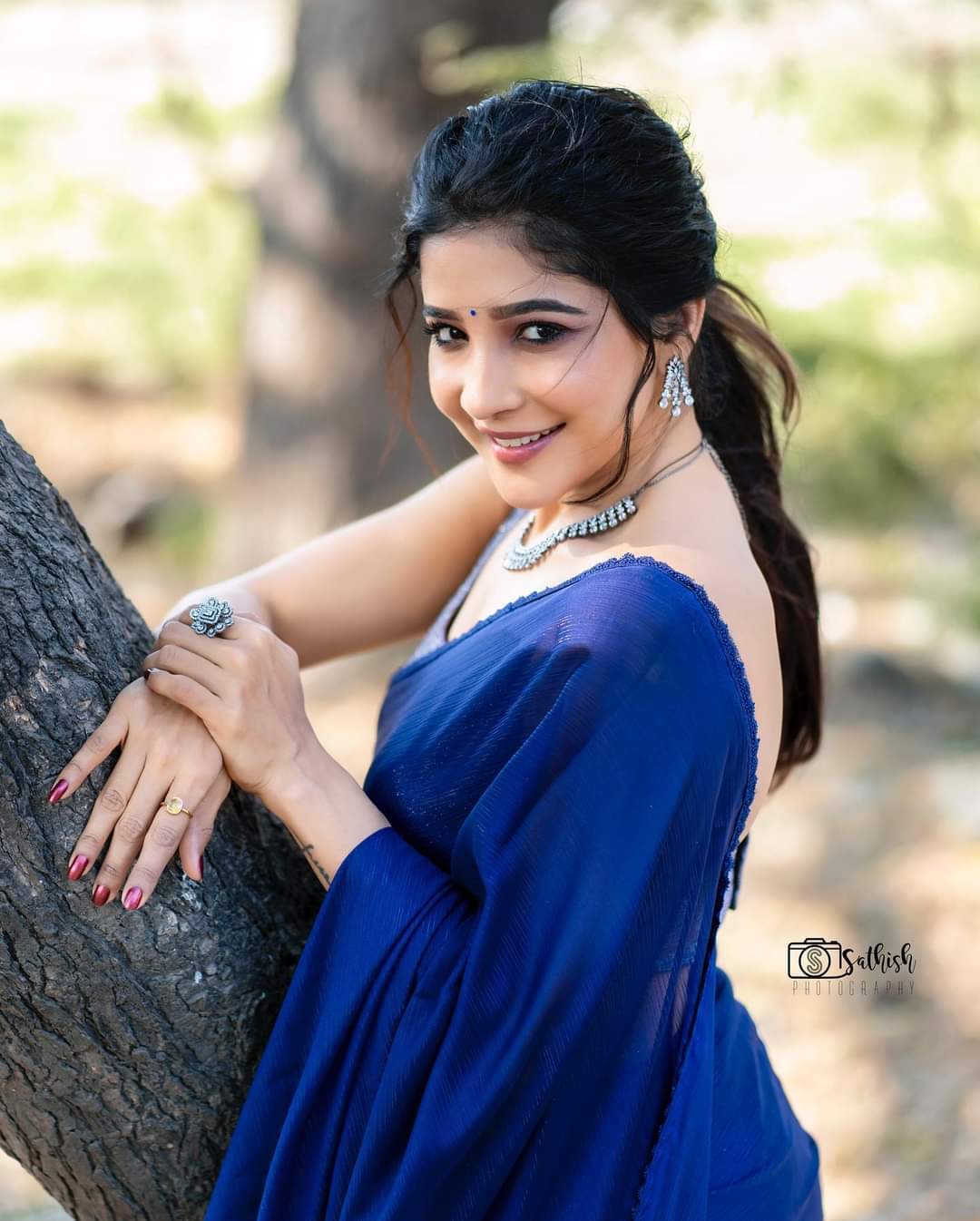 PHOTOS : முந்தானையை நழுவ விட்டு.. இளசுகள் மனதை நழுவ விட்ட சாக்ஷி அகர்வால்!