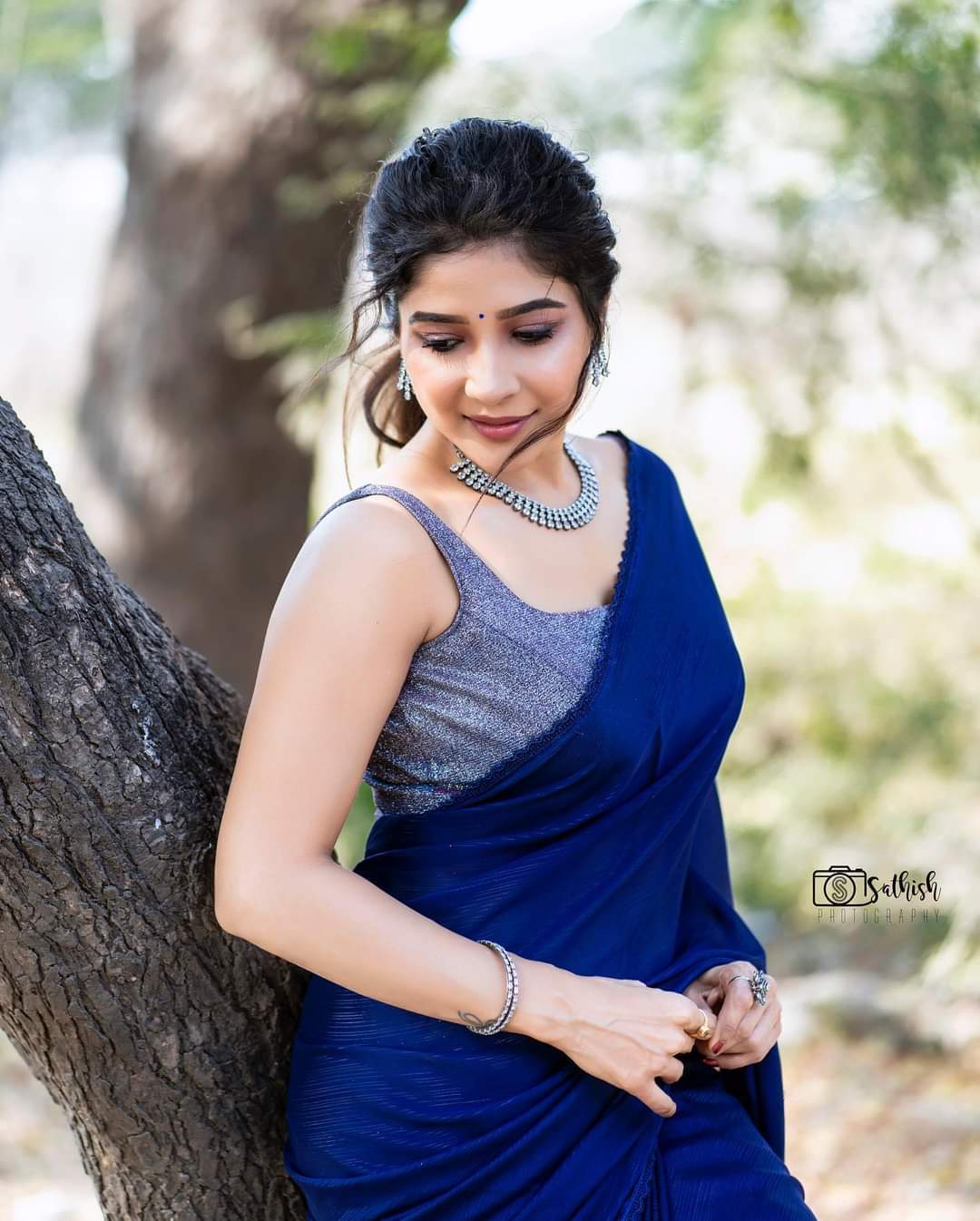 PHOTOS : முந்தானையை நழுவ விட்டு.. இளசுகள் மனதை நழுவ விட்ட சாக்ஷி அகர்வால்!