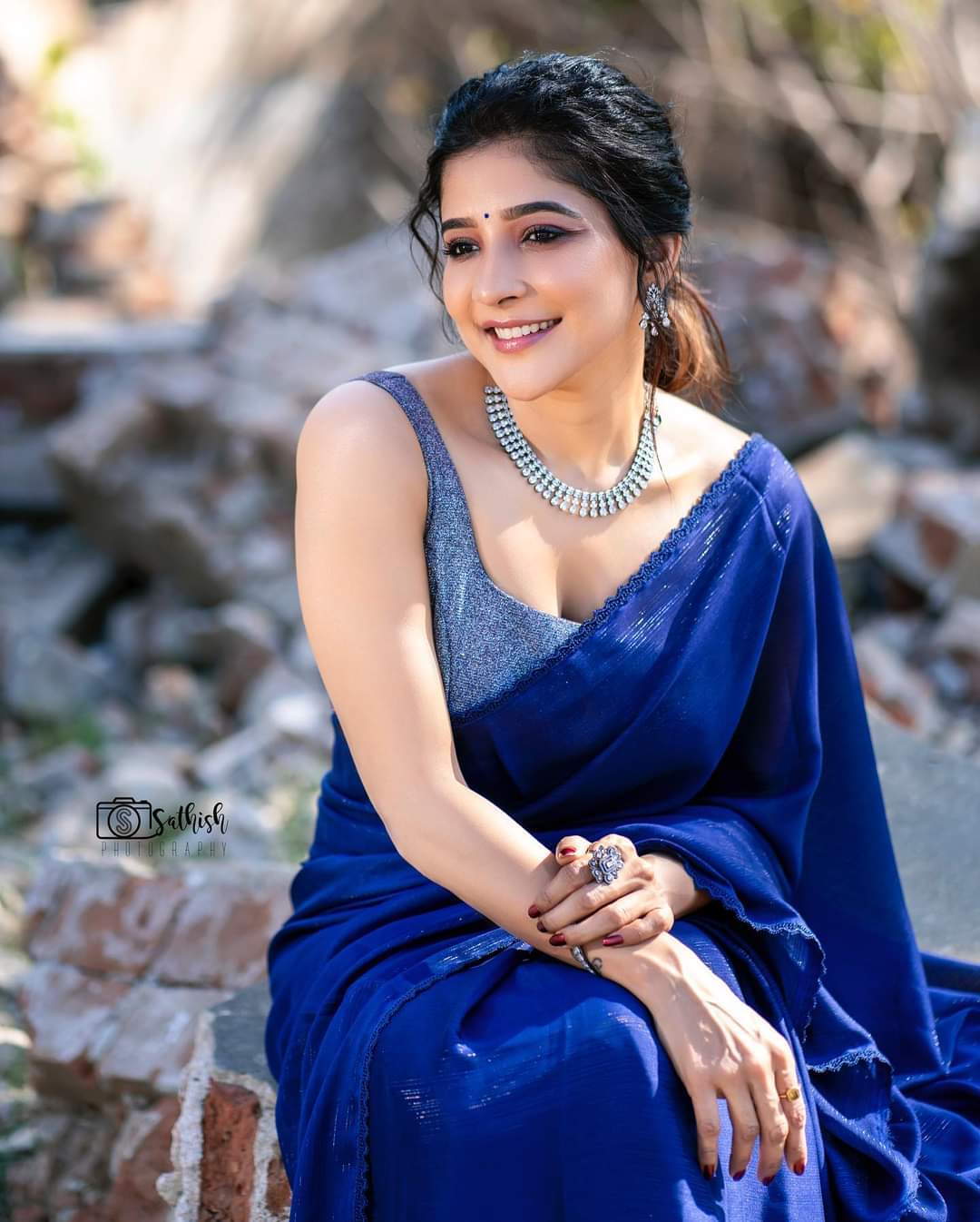 PHOTOS : முந்தானையை நழுவ விட்டு.. இளசுகள் மனதை நழுவ விட்ட சாக்ஷி அகர்வால்!