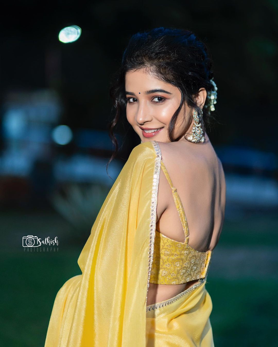 PHOTOS : முந்தானையை நழுவ விட்டு.. இளசுகள் மனதை நழுவ விட்ட சாக்ஷி அகர்வால்!