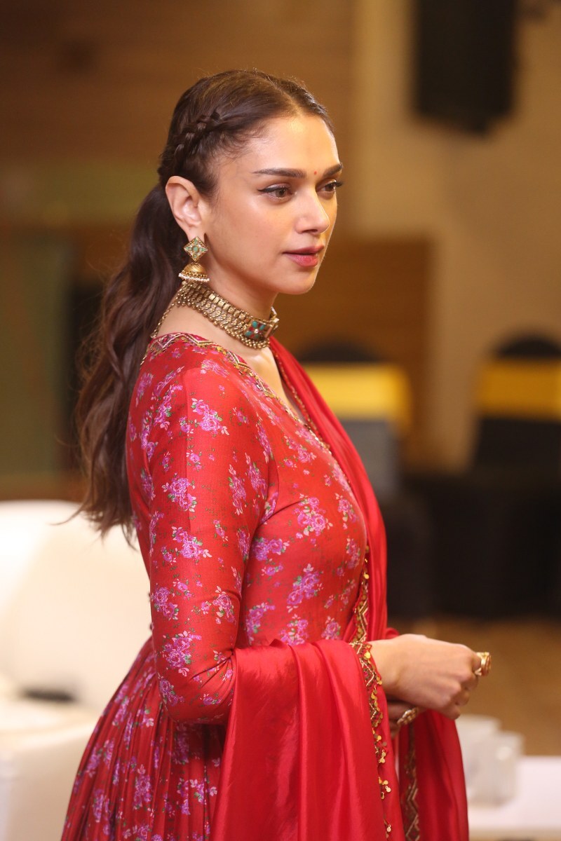 Aditi Rao Hydari అనార్కలిని మించిన అందంతో.. అదితి రావు హైదరీ ఫోటోలు ట్రెండింగ్