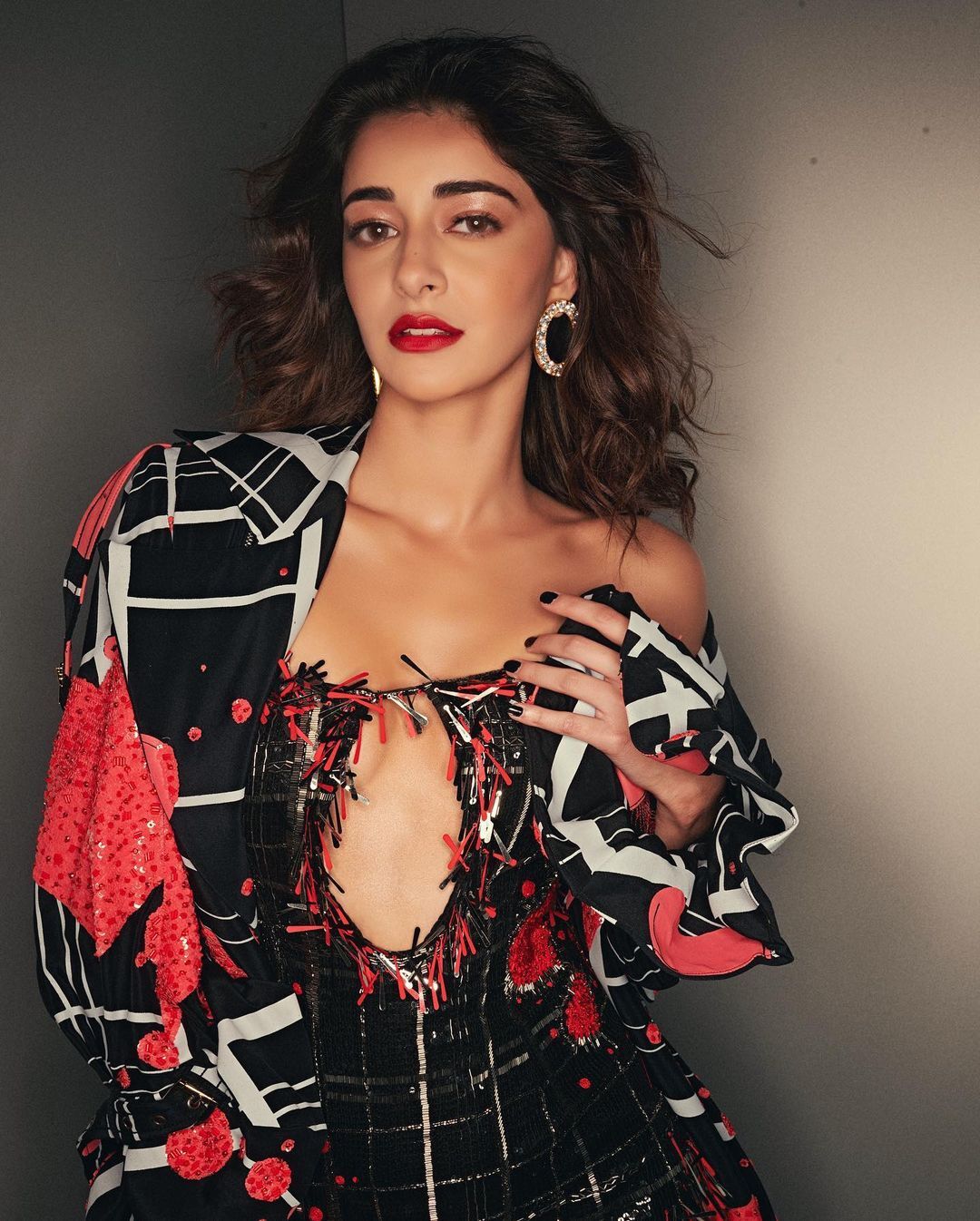 Ananya Panday: అనన్య పాండే హాట్ ఫొటోషూట్.. పై నుంచి థైస్ దాకా మొత్తం చూపిస్తూ!