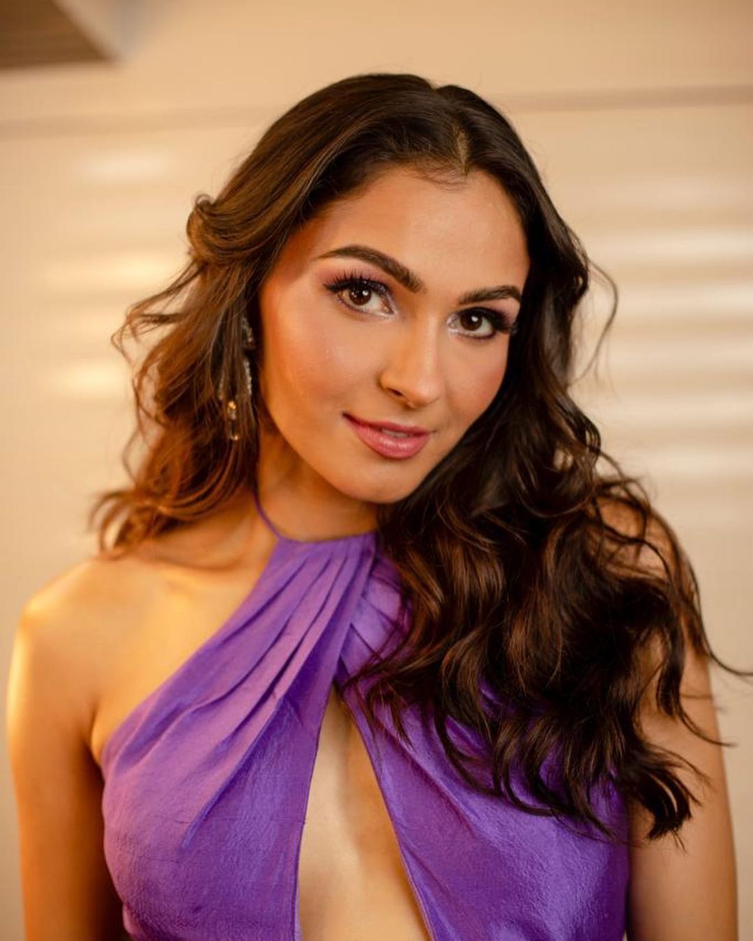 PHOTOS : அப்பட்டமாய் முதுகை காட்டி மகளிர் தின வாழ்த்து சொன்ன ஆண்ட்ரியா.. திட்டிதீர்க்கும் ரசிகர்கள்!