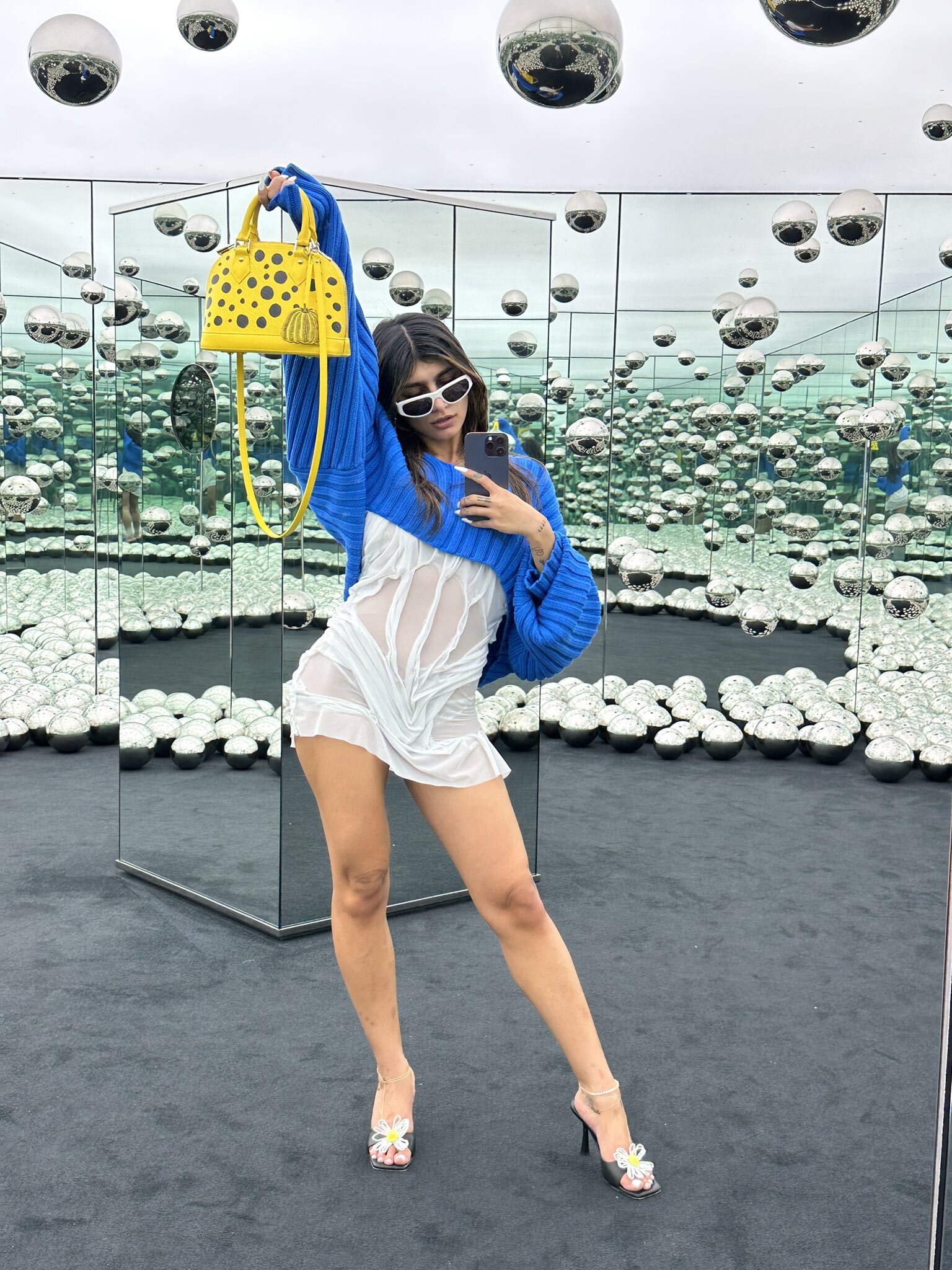 PHOTOS : யாருப்பா இந்த ’மியா கலிஃபா' இப்படி ஹாட்டா இருக்காங்கலே !