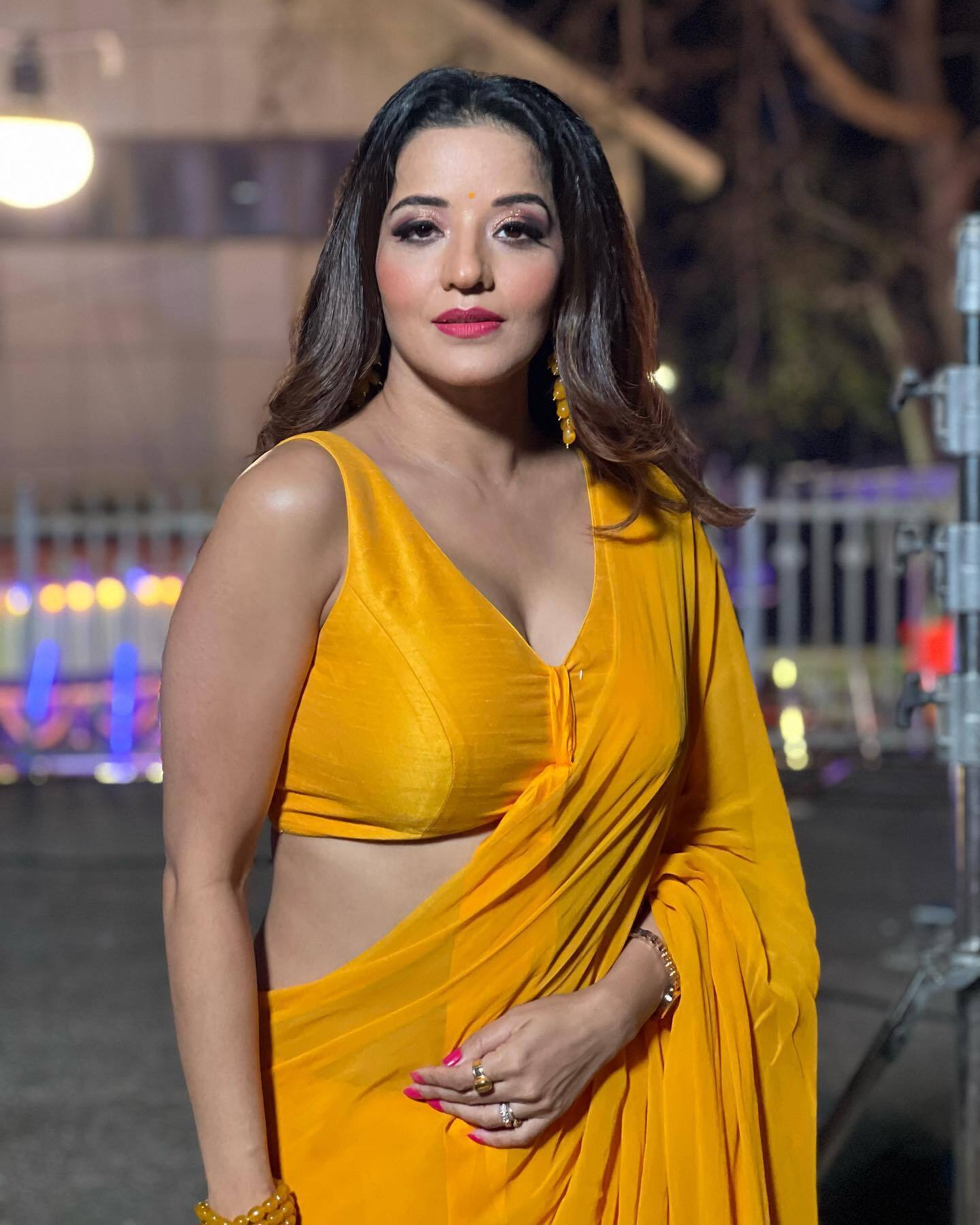 Monalisa: मोनालिसा ने पीली साड़ी में धड़काया फैन्स का दिल, एक्ट्रेस का इतना हॉट अंदाज़ देख लोग भी हुए बेकाबू 