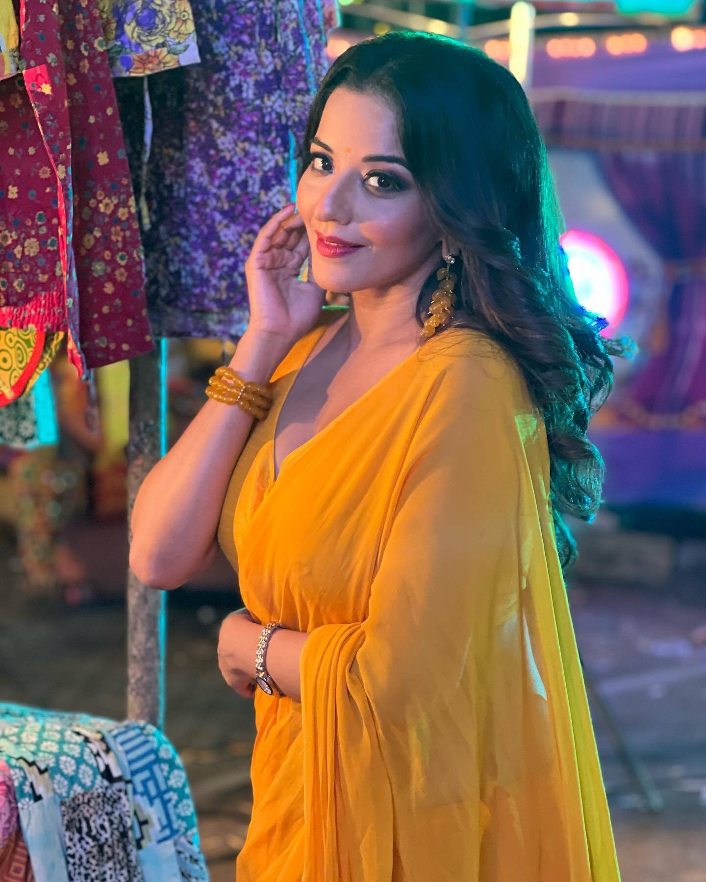 Monalisa: मोनालिसा ने पीली साड़ी में धड़काया फैन्स का दिल, एक्ट्रेस का इतना हॉट अंदाज़ देख लोग भी हुए बेकाबू 