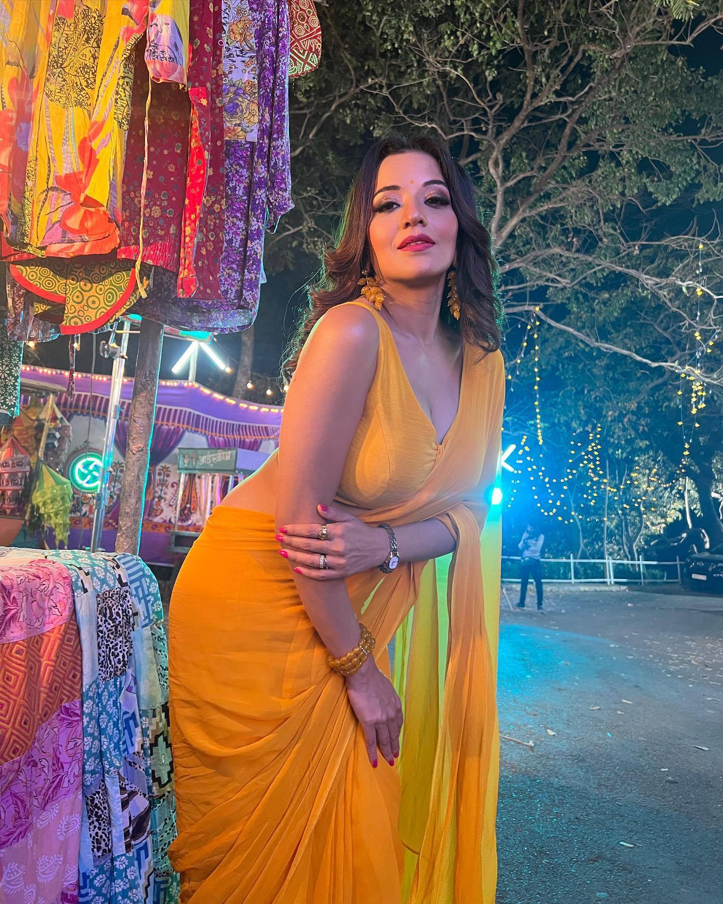 Monalisa: मोनालिसा ने पीली साड़ी में धड़काया फैन्स का दिल, एक्ट्रेस का इतना हॉट अंदाज़ देख लोग भी हुए बेकाबू 