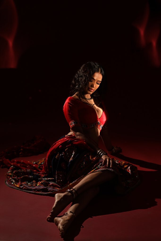 Poonam Pandey Shares Her Pink Vibes Photoshoot Goes Viral