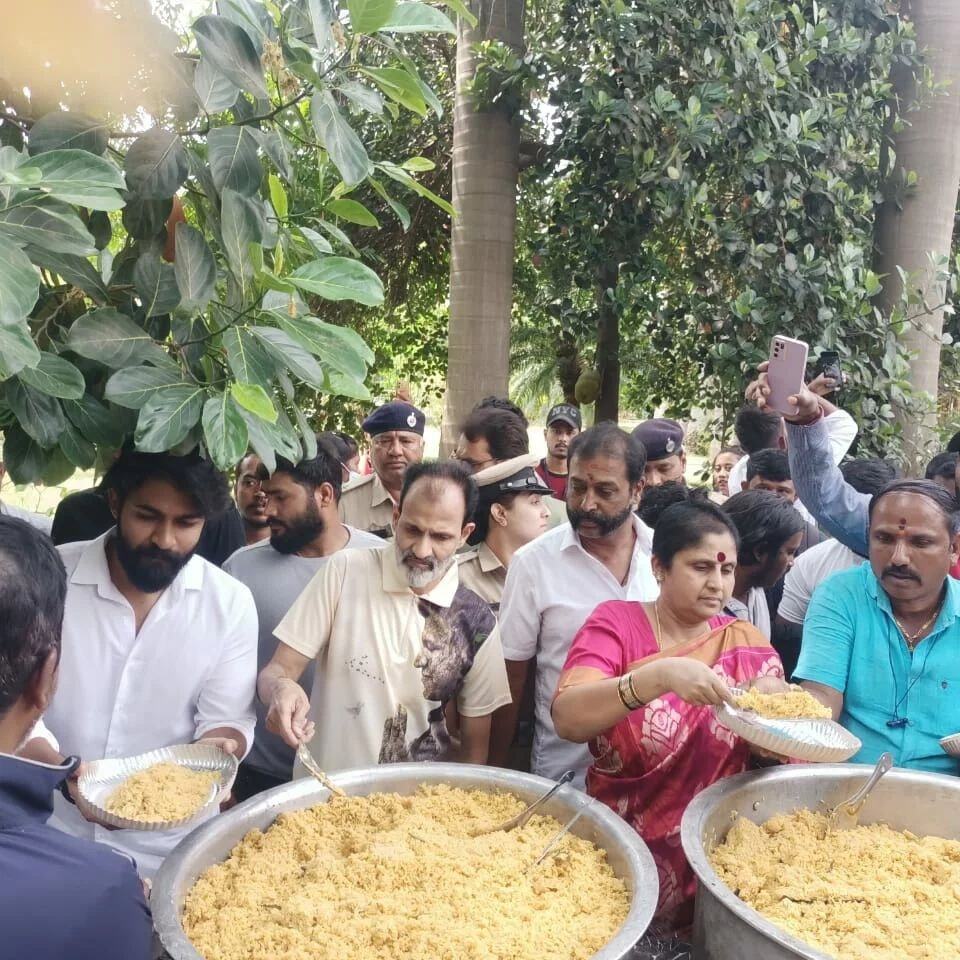Raghvendra Rajkumar Family Visits Puneeth Rajkumar Samadhi For His Birth Anniversary: See Photos