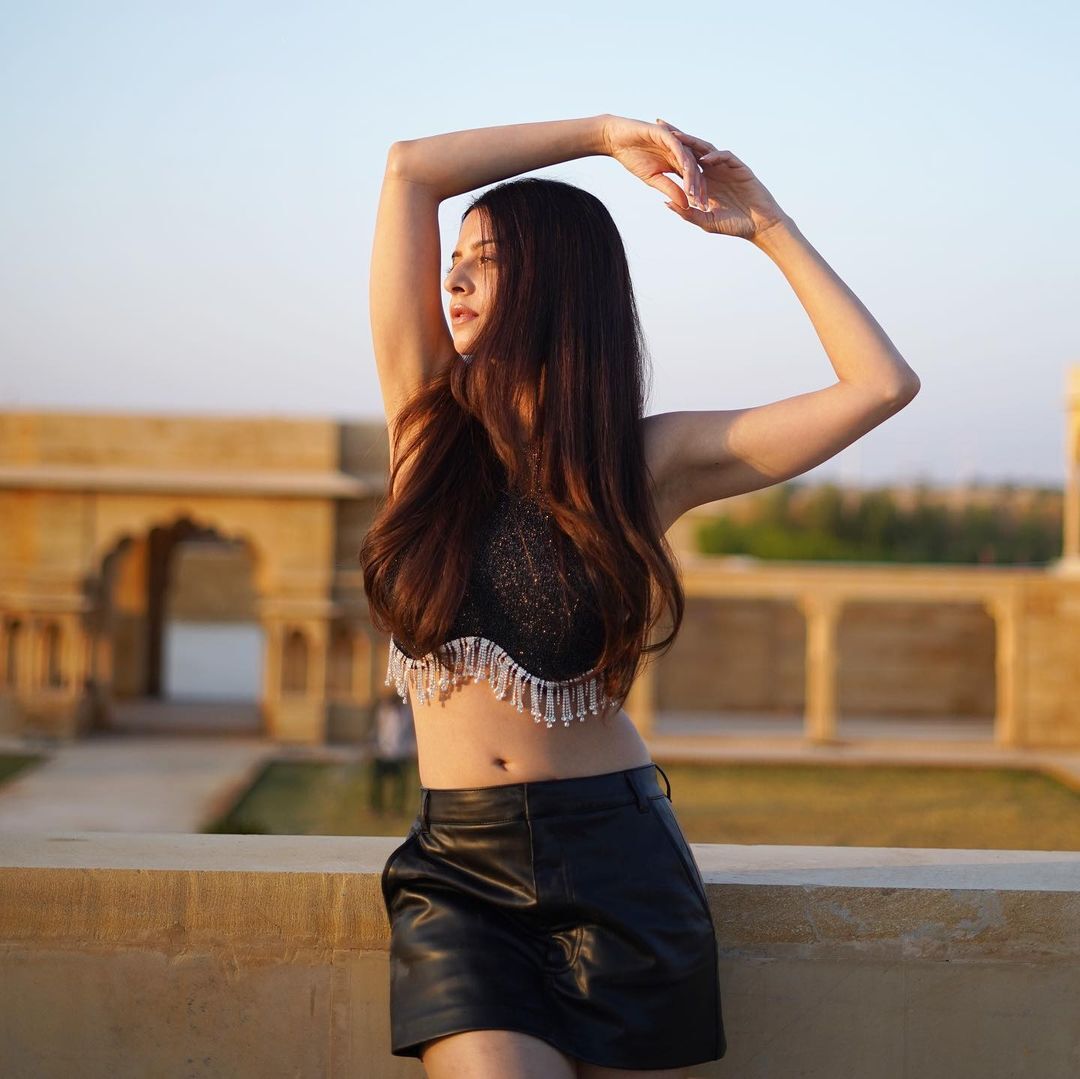 Vedhika: బాత్ టబ్ లో బాలకృష్ణ భామ వేదిక హాట్ షో..  కింద పైనా చూపిస్తూ ఘాటుగా!