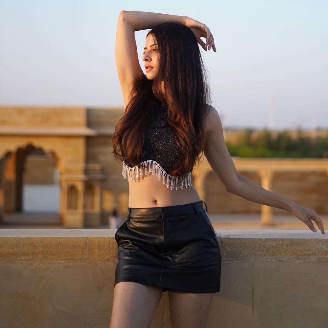 Vedhika: బాత్ టబ్ లో బాలకృష్ణ భామ వేదిక హాట్ షో..  కింద పైనా చూపిస్తూ ఘాటుగా!