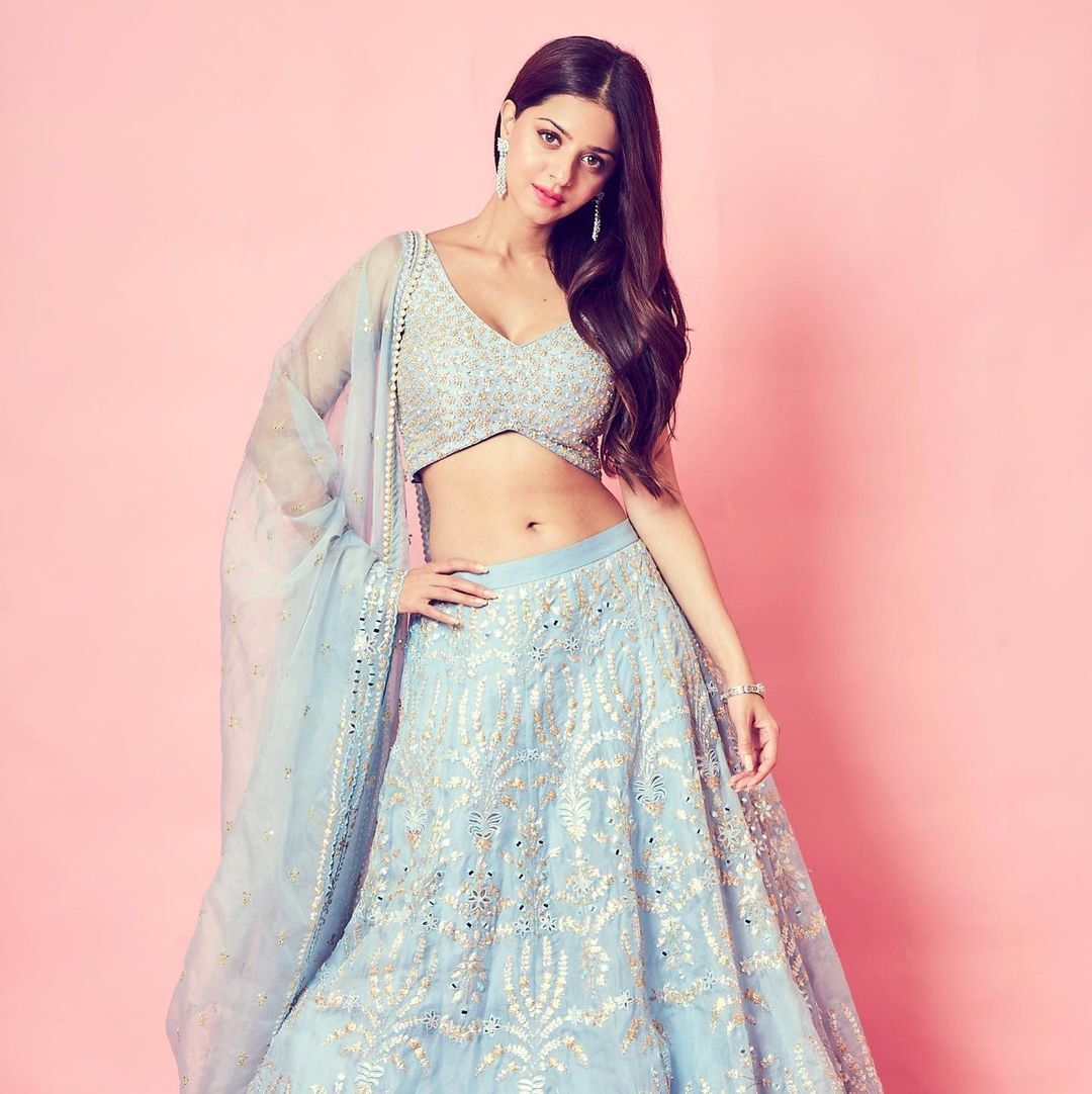 Vedhika: బాత్ టబ్ లో బాలకృష్ణ భామ వేదిక హాట్ షో..  కింద పైనా చూపిస్తూ ఘాటుగా!