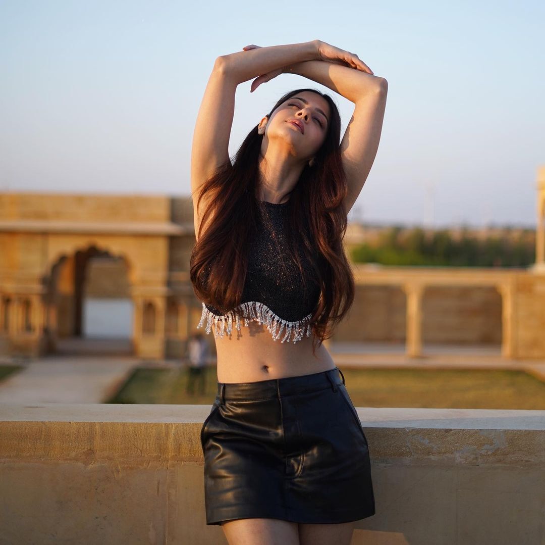 Vedhika: బాత్ టబ్ లో బాలకృష్ణ భామ వేదిక హాట్ షో..  కింద పైనా చూపిస్తూ ఘాటుగా!