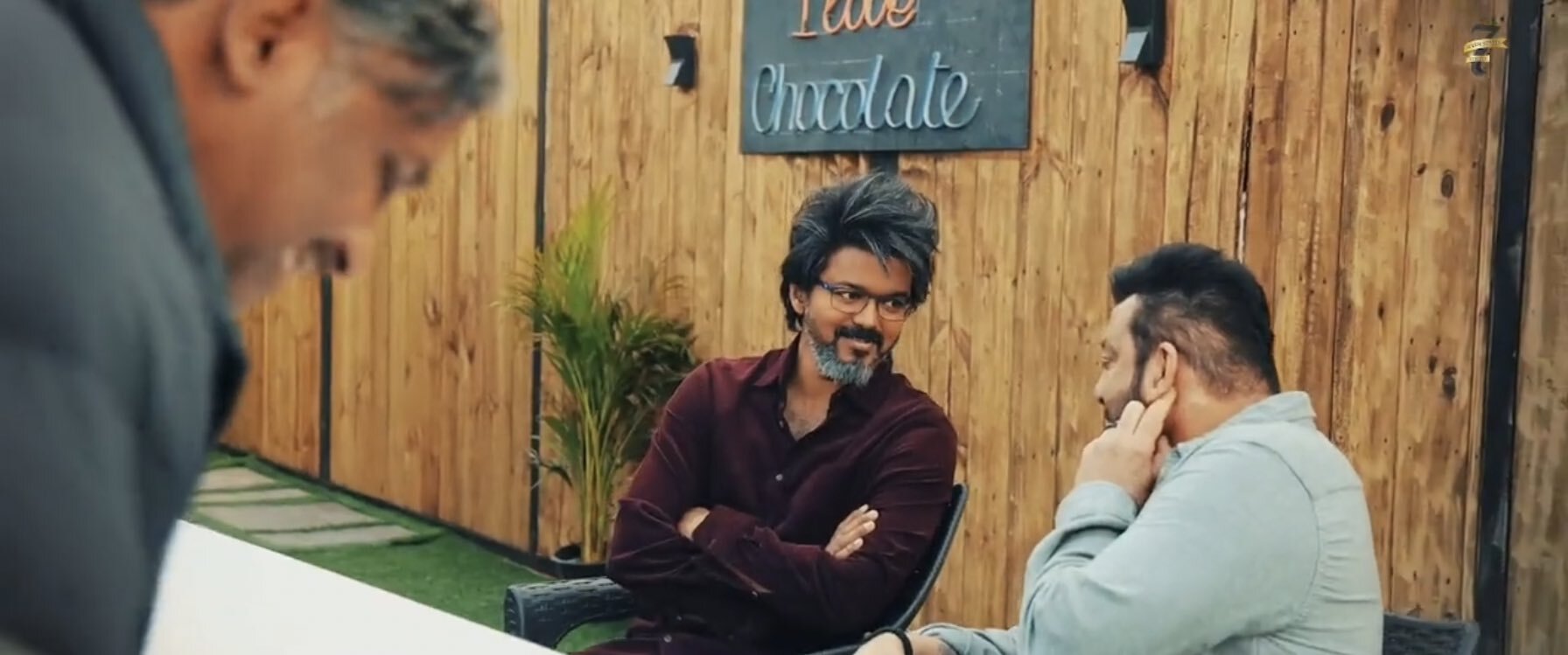 PHOTOS: ப்பா.. சால்ட் அண்ட் பெப்பர் சும்மா தெறிக்குதே.. லியோ நியூ லுக்கில் கெத்துக் காட்டும் விஜய்!