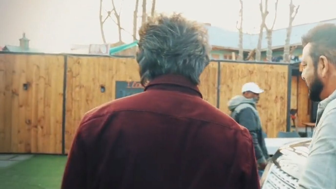 PHOTOS: ப்பா.. சால்ட் அண்ட் பெப்பர் சும்மா தெறிக்குதே.. லியோ நியூ லுக்கில் கெத்துக் காட்டும் விஜய்!