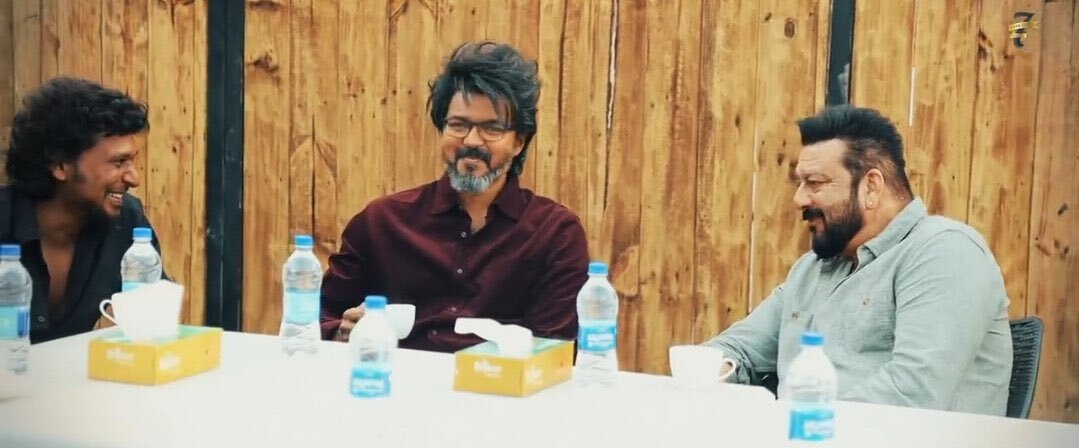 PHOTOS: ப்பா.. சால்ட் அண்ட் பெப்பர் சும்மா தெறிக்குதே.. லியோ நியூ லுக்கில் கெத்துக் காட்டும் விஜய்!