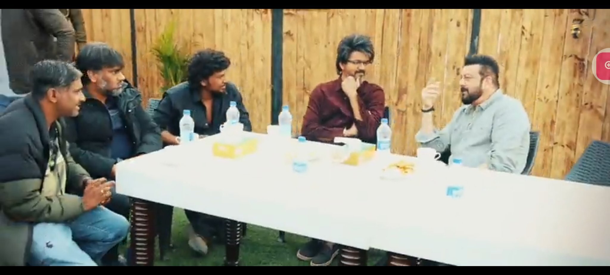 PHOTOS: ப்பா.. சால்ட் அண்ட் பெப்பர் சும்மா தெறிக்குதே.. லியோ நியூ லுக்கில் கெத்துக் காட்டும் விஜய்!